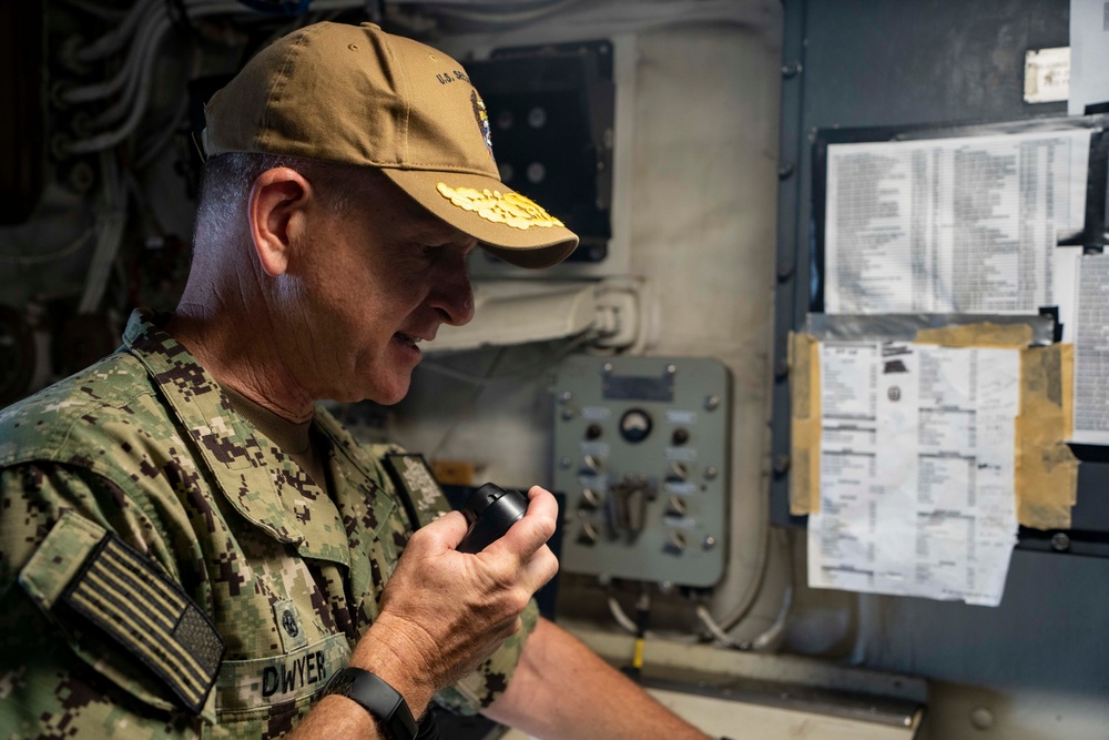 Commander, U.S. 2nd Fleet Visits USS Leyte Gulf