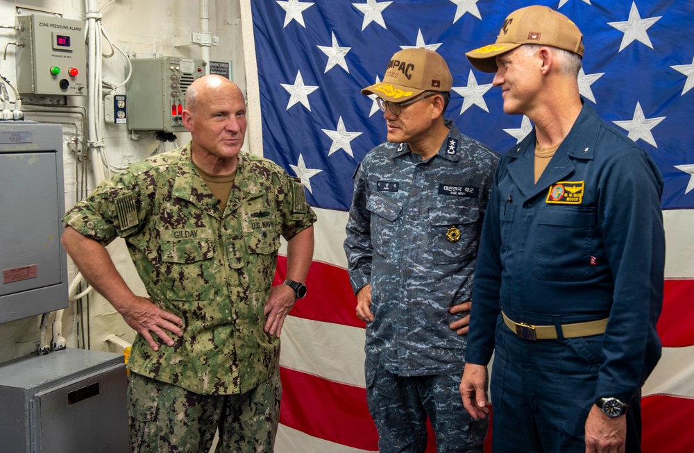 DVIDS - Images - Chief Of Naval Operations Visits USS Essex During ...