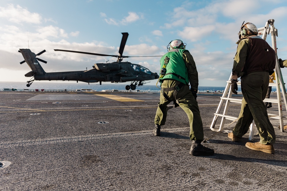 DVIDS - Images - RIMPAC 2022: Deck landing qualification [Image 5 of 24]