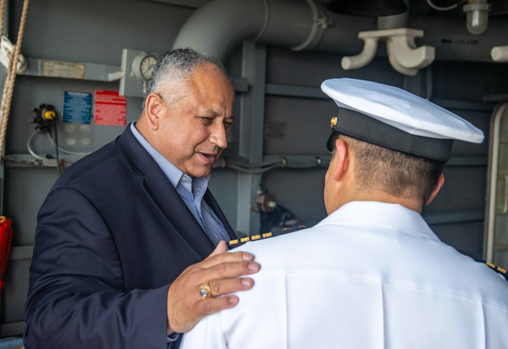 USS Ronald Reagan (CVN 76) hosts Secretary of the Navy in Singapore