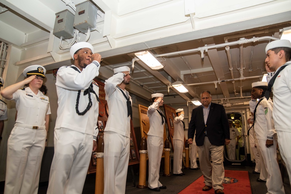 USS Ronald Reagan (CVN 76) hosts Secretary of the Navy in Singapore