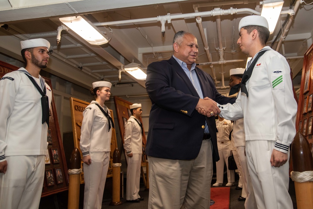 USS Ronald Reagan (CVN 76) hosts Secretary of the Navy in Singapore