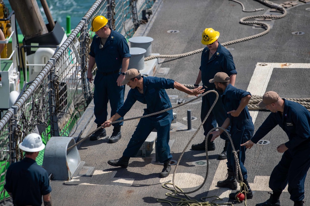USS Sioux City Refuels in Duqm, Oman