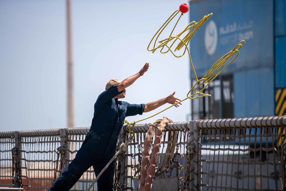 USS Sioux City Refuels in Duqm, Oman