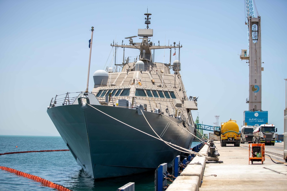 USS Sioux City Refuels in Duqm, Oman