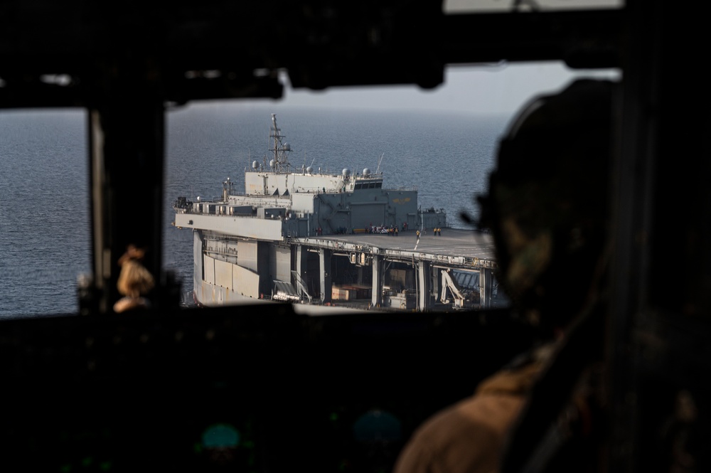 USMC MV-22 lands on USSHWW