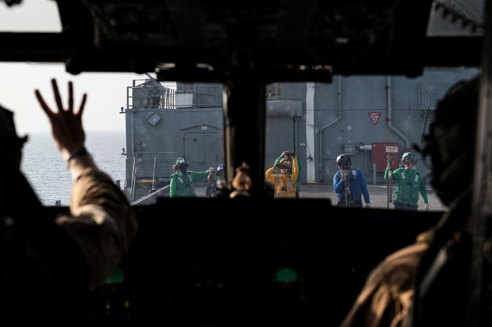 USMC MV-22 lands on USSHWW