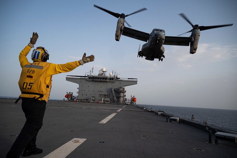 USMC MV-22 lands on USSHWW