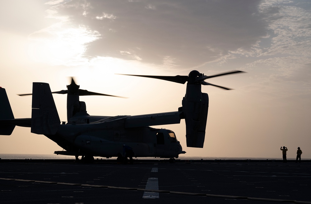 USMC MV-22 lands on USSHWW