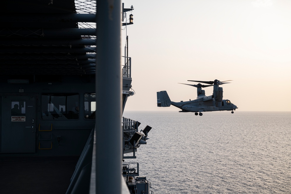 USMC MV-22 lands on USSHWW