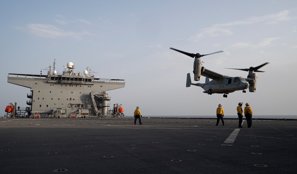 USMC MV-22 lands on USSHWW