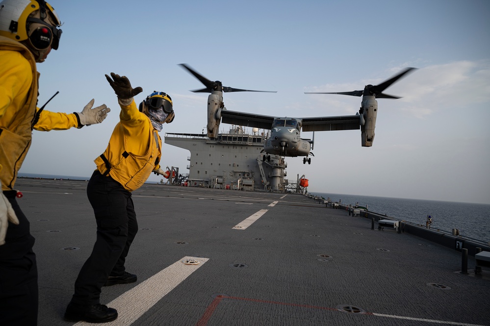 USMC MV-22 lands on USSHWW