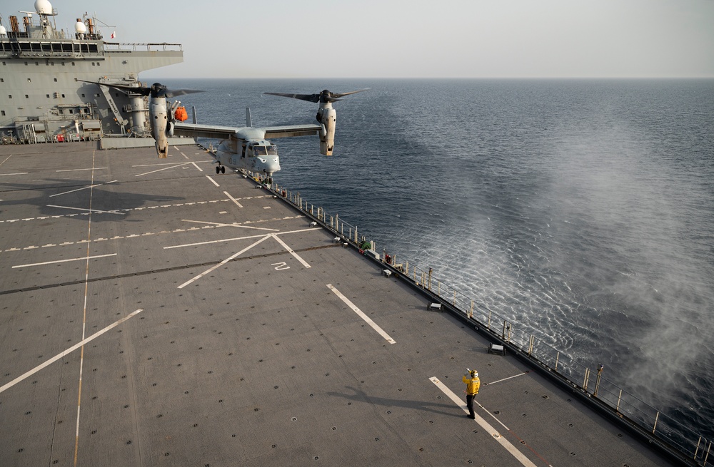 USMC MV-22 lands on USSHWW