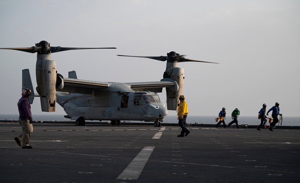 USMC MV-22 lands on USSHWW