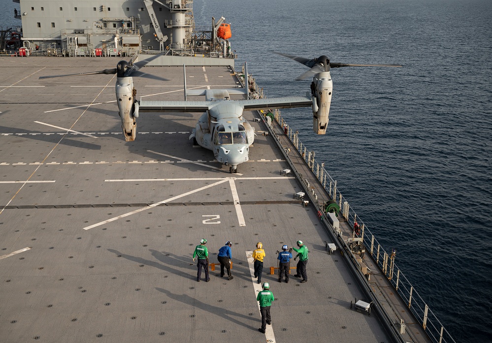 USMC MV-22 lands on USSHWW