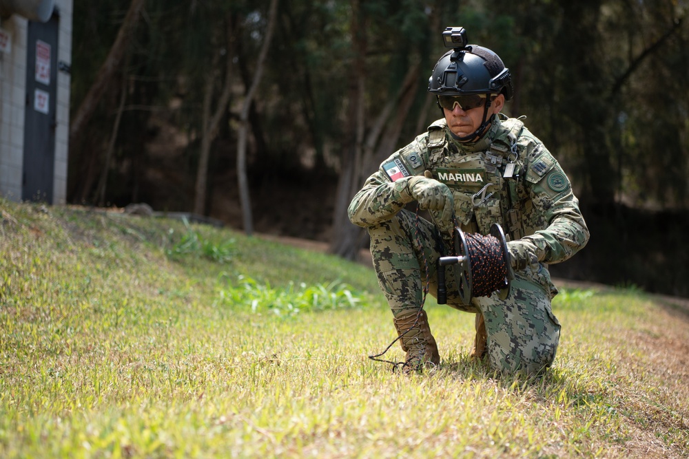 Mexican IEOD Team Member Uses Chord Device at RIMPAC 2022