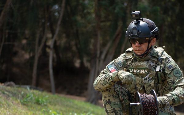 Mexican IEOD Team Member Uses Chord Device at RIMPAC 2022