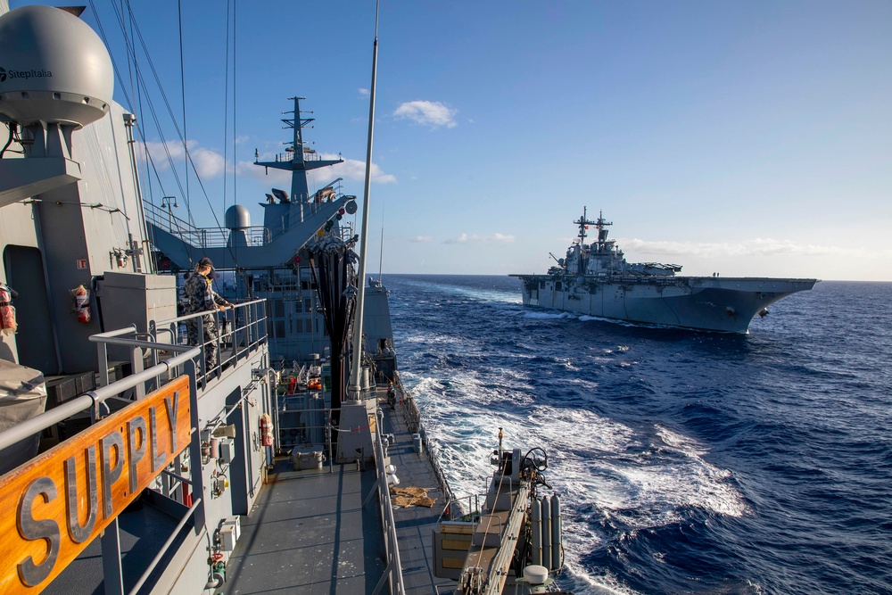 DVIDS - Images - USS Essex, HMAS Supply RAS During RIMPAC 2022 [Image 1 ...