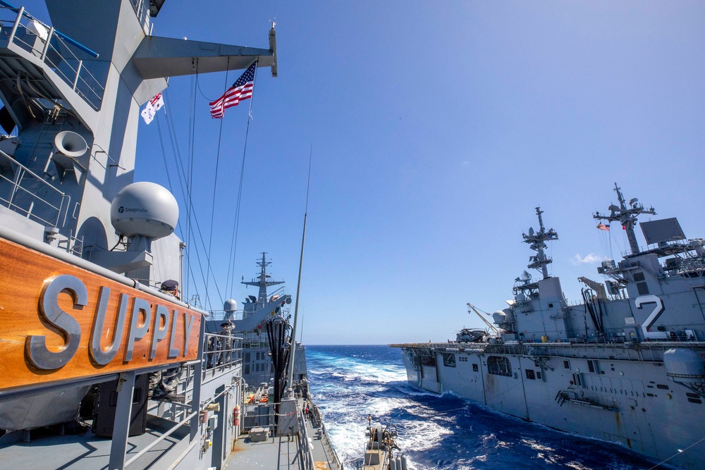 DVIDS - Images - USS Essex, HMAS Supply RAS During RIMPAC 2022 [Image 3 ...