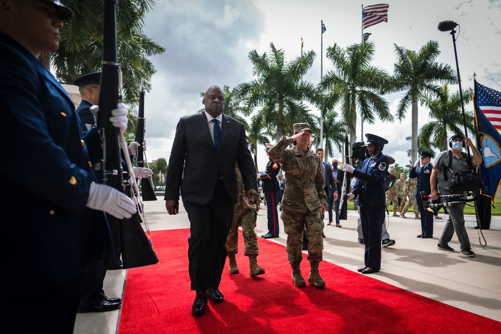 SECDEF Visits U.S. Southern Command