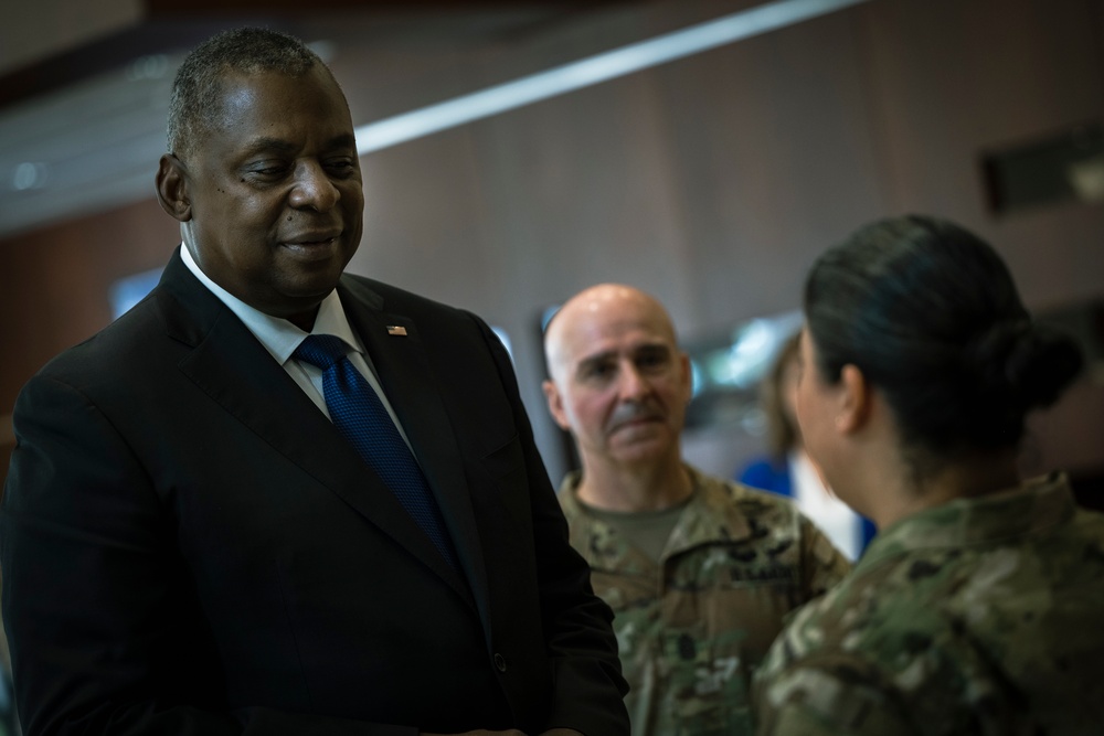 SECDEF Visits U.S. Southern Command