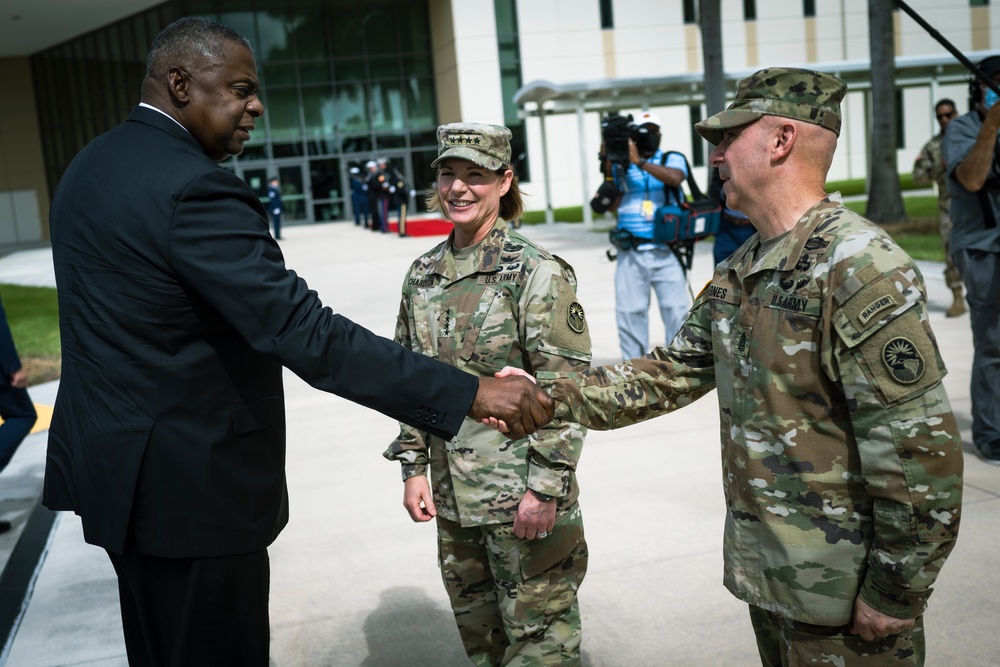 SECDEF Visits U.S. Southern Command