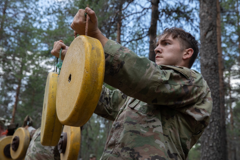 U.S. and Finnish soldiers compete in physical fitness challenge