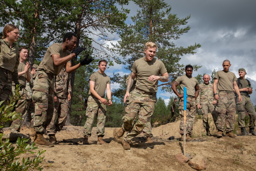 U.S. and Finnish soldiers compete in physical fitness challenge