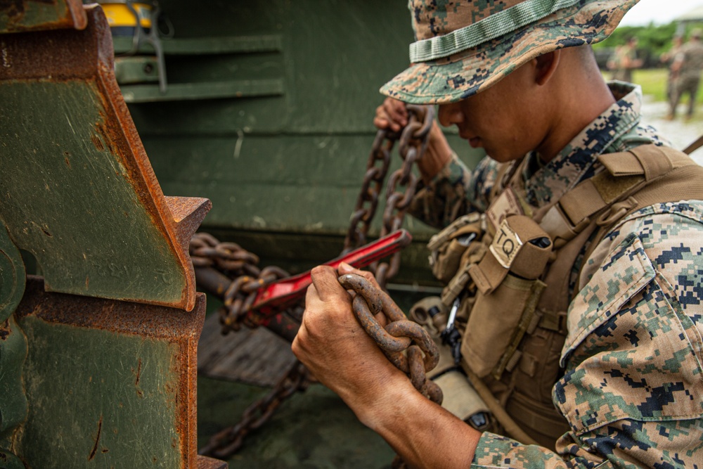 3rd LSB Engineer Support Platoon Marines conduct MOUT Training