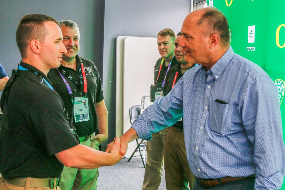 Oregon Adjutant General presents challenge coin to 102nd CST member at World Track and Field Championships