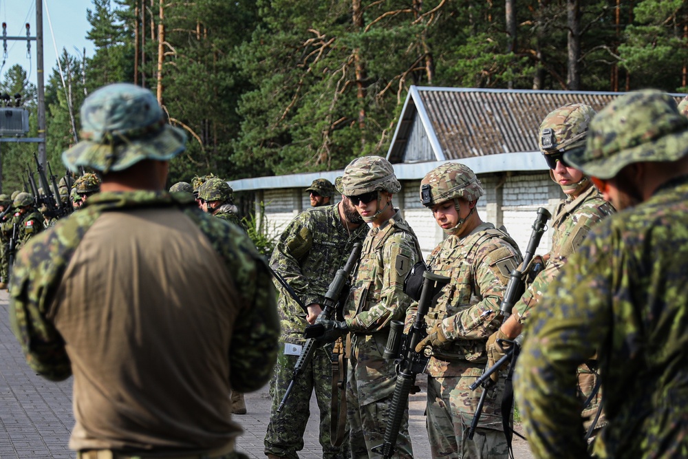 U.S. Soldiers train on Canadian weapons