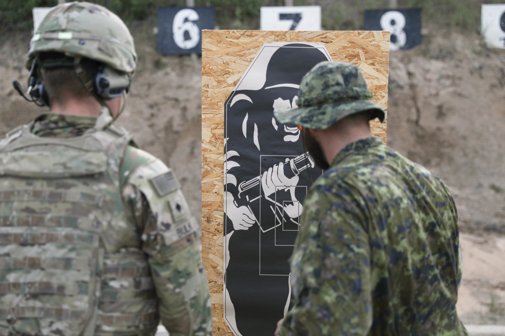 U.S. Soldiers train on Canadian weapons