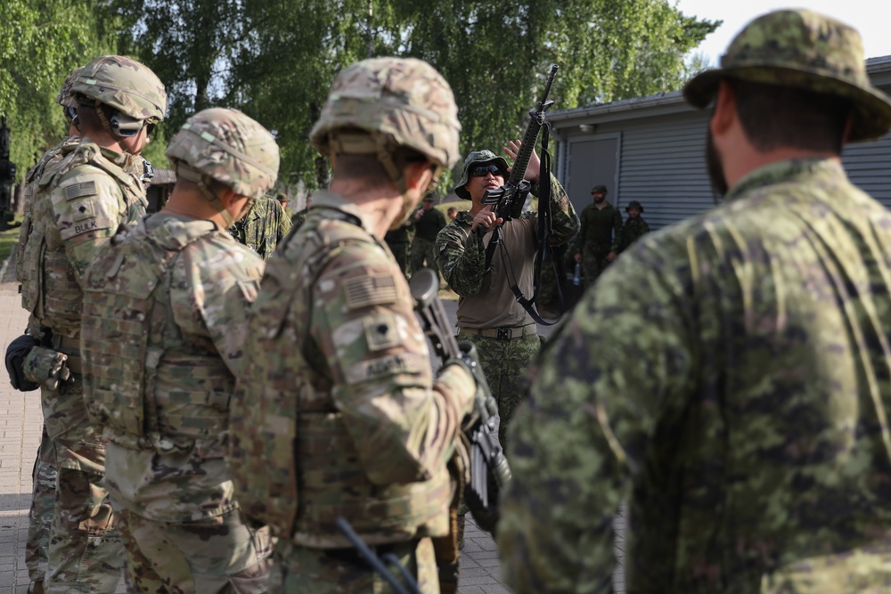 U.S. Soldiers train on Canadian weapons