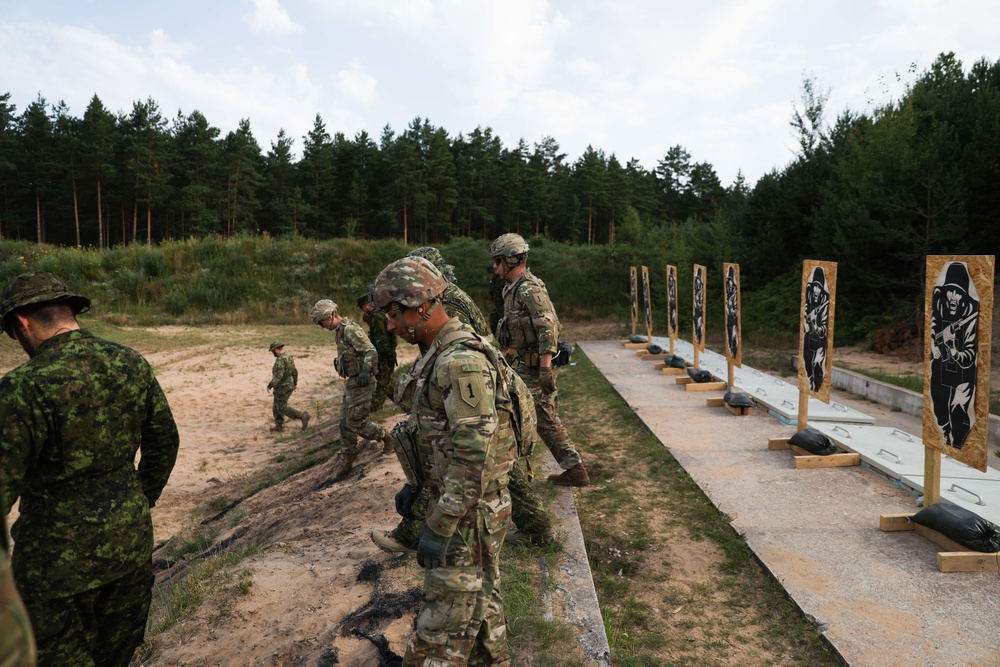 U.S. Soldiers train on Canadian weapons