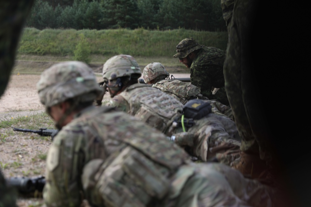 U.S. Soldiers train on Canadian weapons