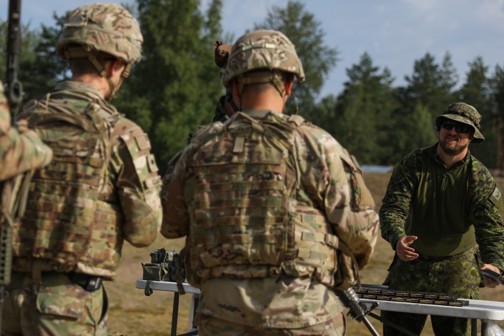 U.S. Soldiers train on Canadian weapons