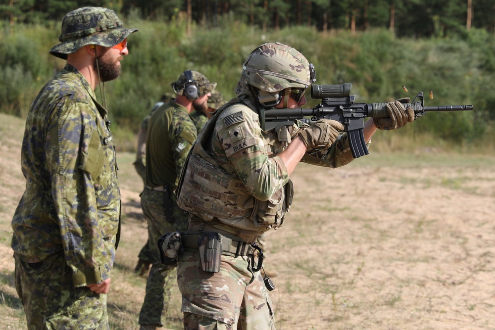 U.S. Soldiers train on Canadian weapons