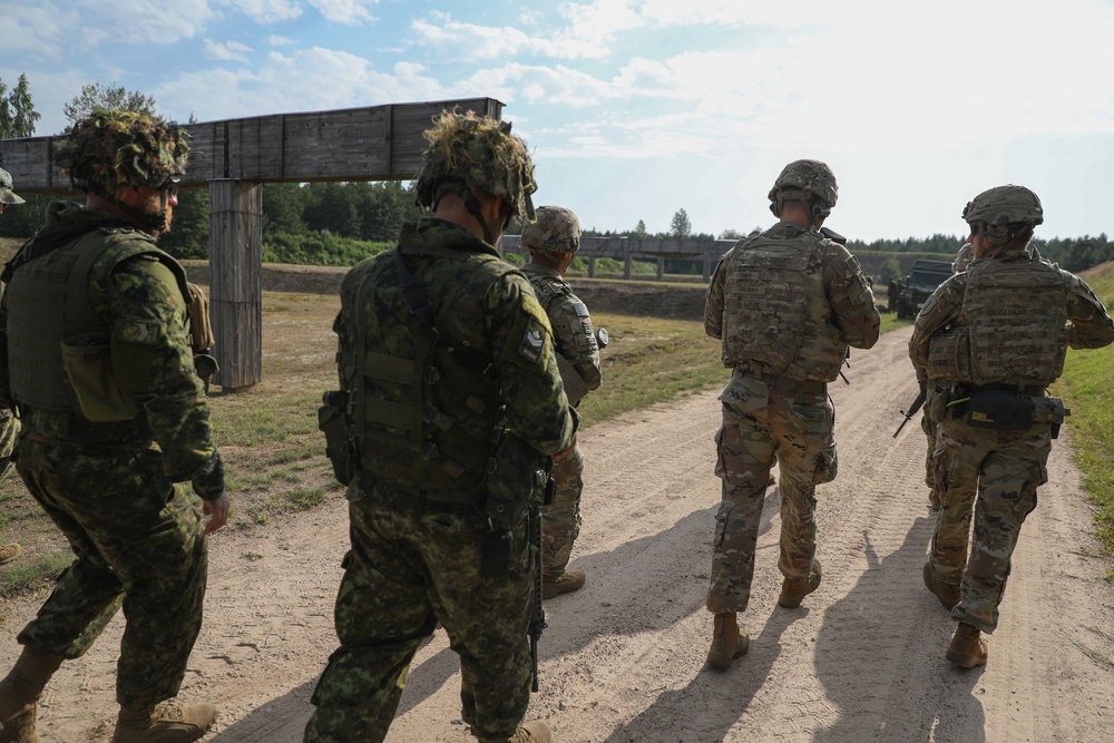 U.S. Soldiers train on Canadian weapons