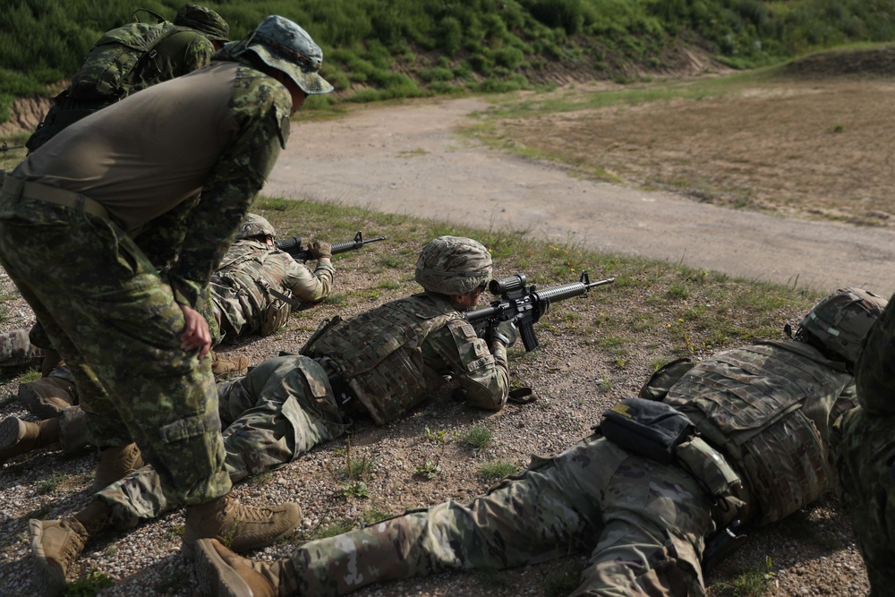 U.S. Soldiers train on Canadian weapons