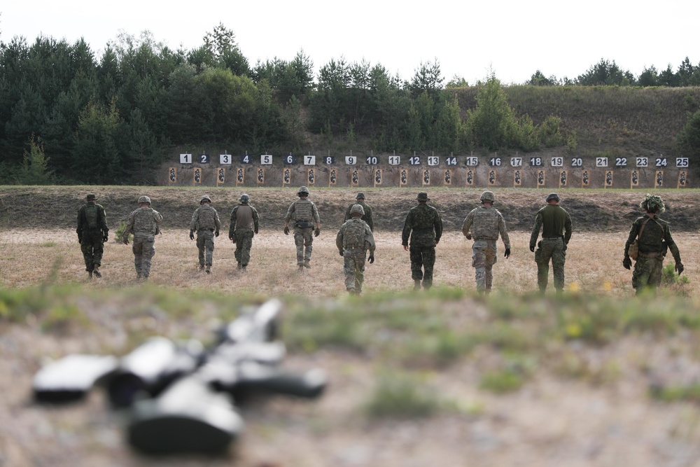 U.S. Soldiers train on Canadian weapons