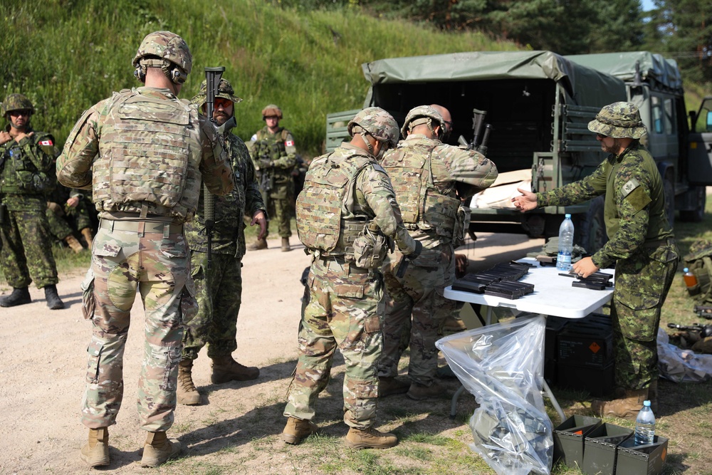 U.S. Soldiers train on Canadian weapons