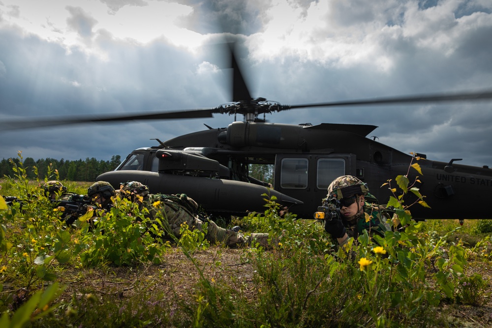 US, Finnish troops conduct hot and cold load training