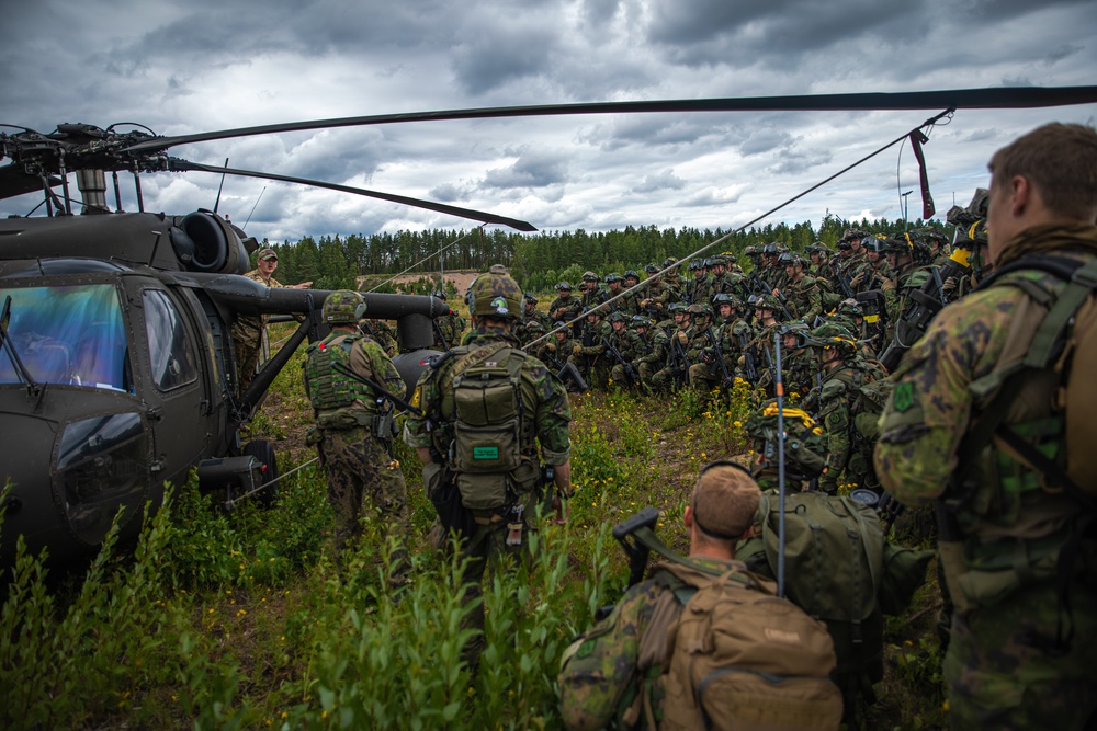 US, Finnish troops conduct hot and cold load training