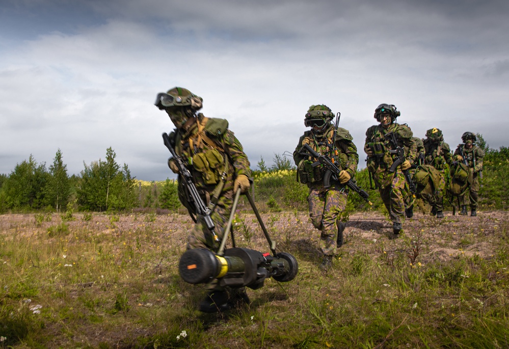 US, Finnish troops conduct hot and cold load training