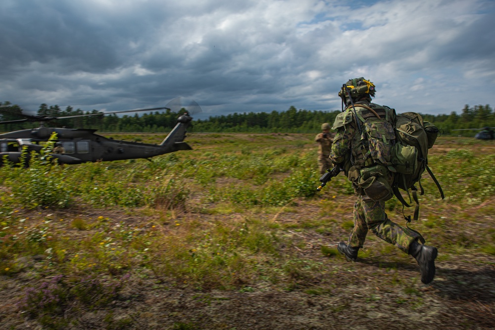 US, Finnish troops conduct hot and cold load training