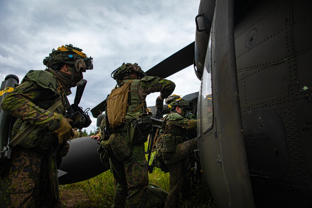 US, Finnish troops conduct hot and cold load training