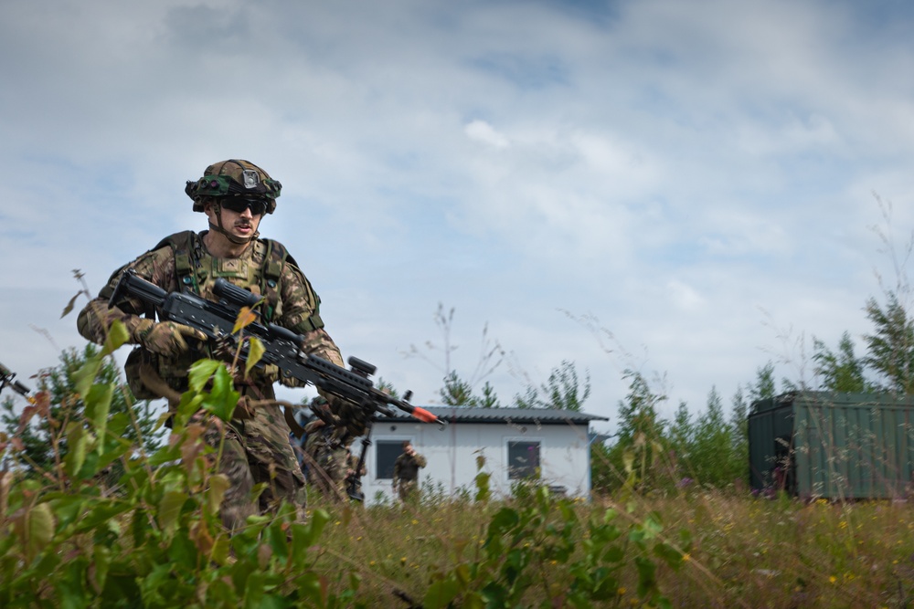 US, Finnish troops conduct hot and cold load training