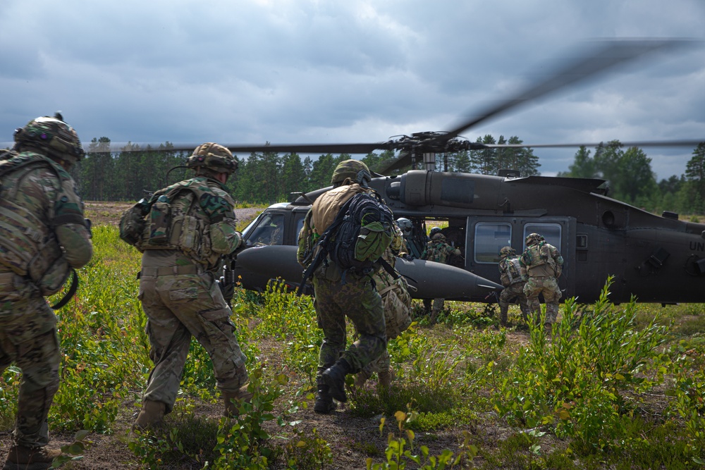 US, Finnish troops conduct hot and cold load training