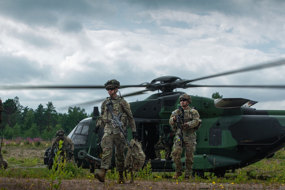 US, Finnish troops conduct hot and cold load training