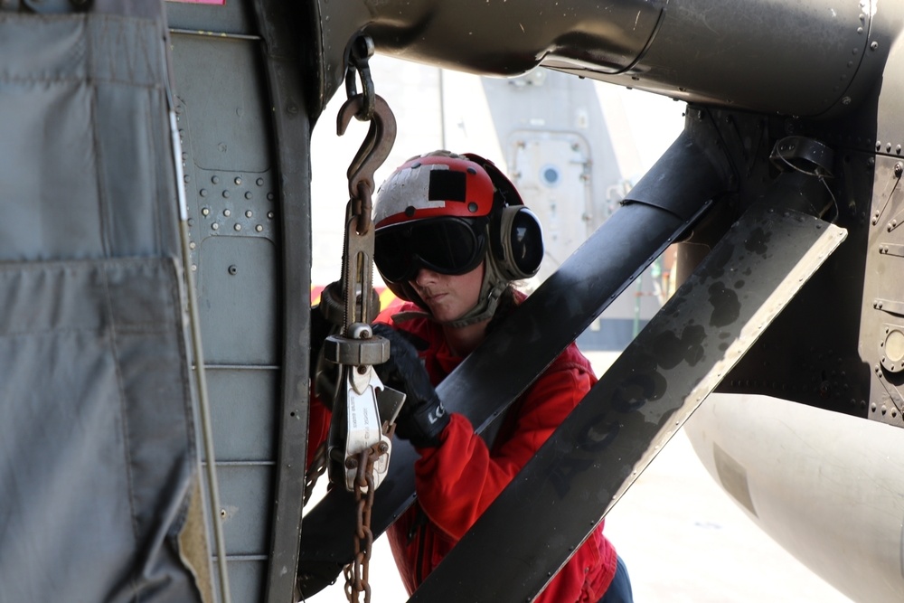 U.S. Army Blackhawk Helicopter Performs DLQs on USS Billings